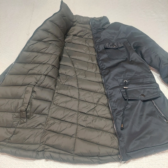 Women's Elegant Black Puffer Coat - Picture 3 of 7